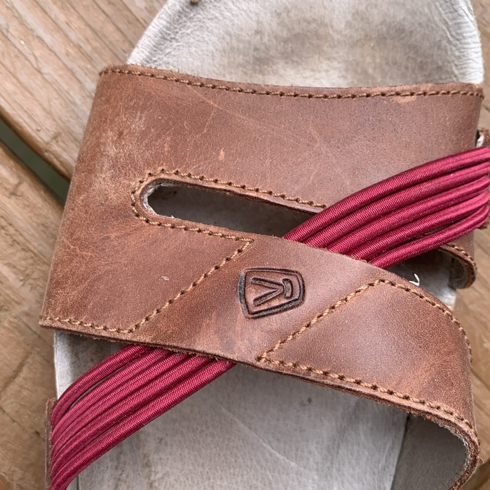 Keen leather sling back sandals with maroon detail. - Picture 9 of 10